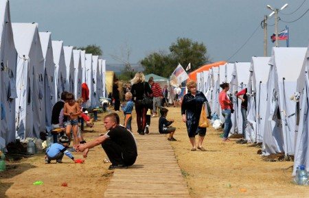 Беженцы во временном палаточном лагере в Ростовской области