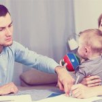 Отец изучает перечень прав на ребенка после развода
